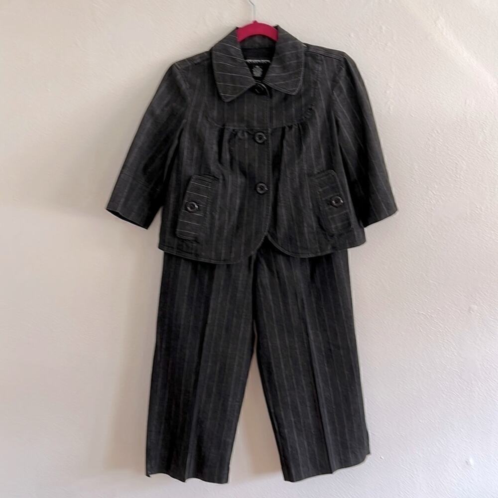 Larry Levine SZ PS Two Piece  Gray/White Pin Stripe Pant Suit Quiet Luxury Y2K
